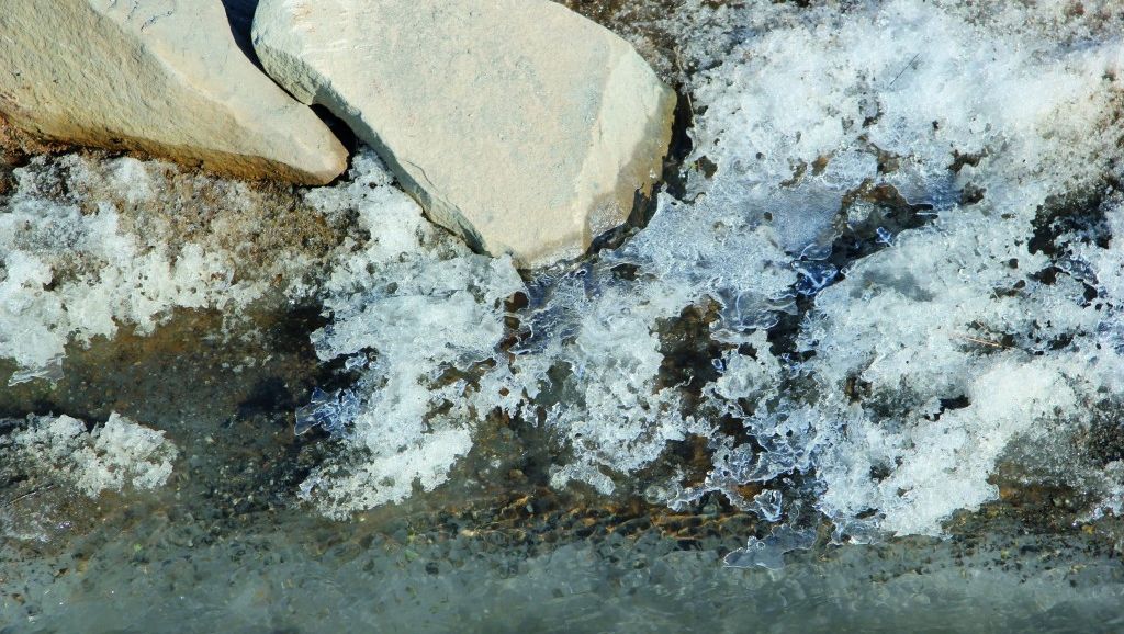 Steiner i frosset vannkant